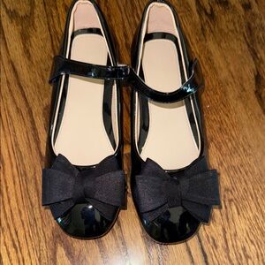 Girls patent leather black bow flat mary Jane’s size 5 NEW